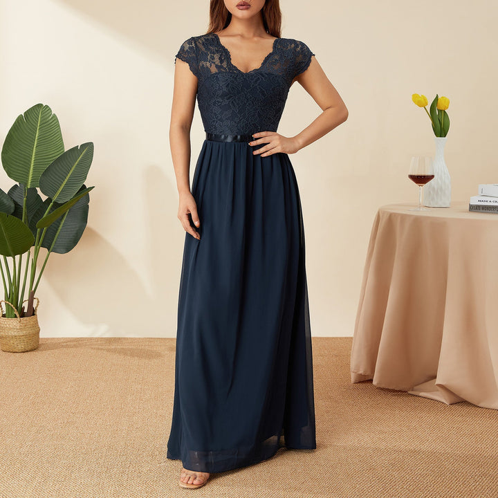 Elegantes Damen Spitzenkleid mit V-Ausschnitt, perfekt für festliche Anlässe und Hochzeiten.