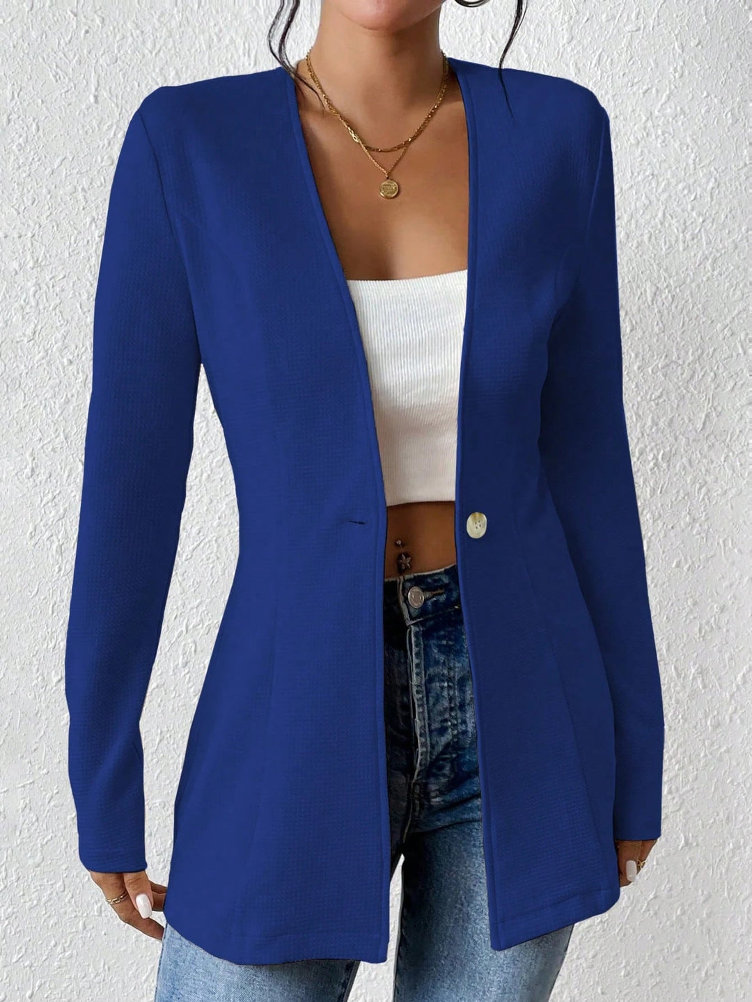Seitenansicht des langen Damenblazers, tailliert, zeigt die elegante Silhouette.