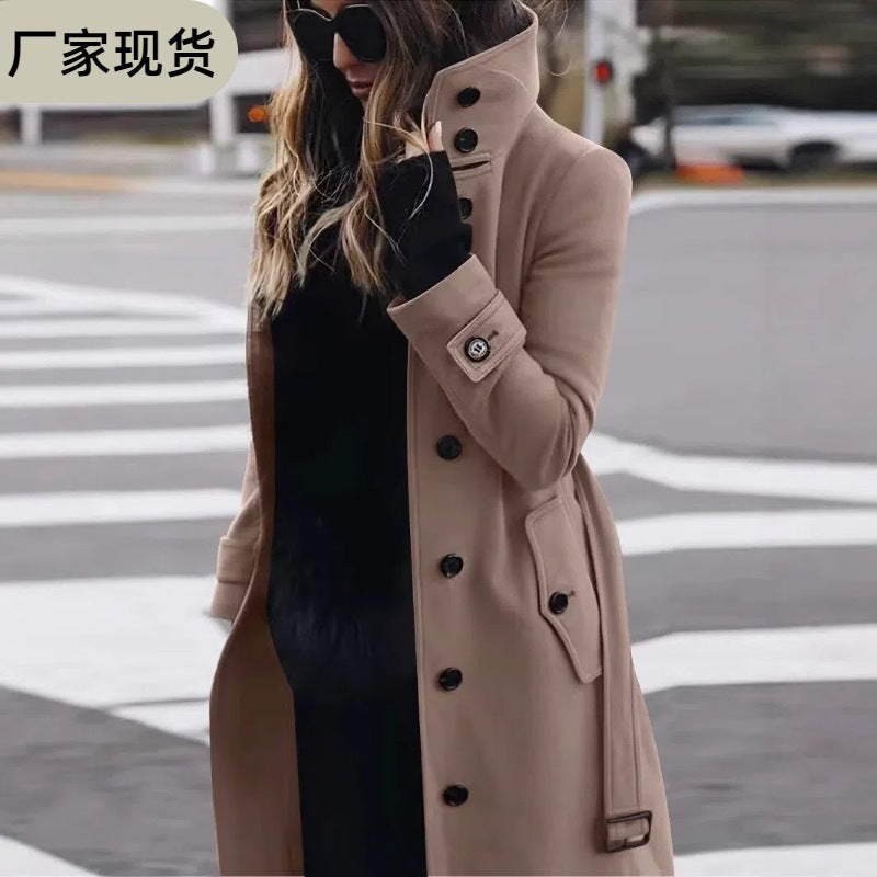 Damen Eleganter Langmantel in Schwarz für stilvolle Frauen. Zeitlose Mode, perfekt als Übergangsmantel.