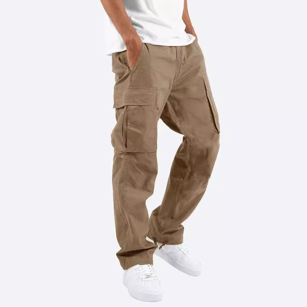 Stylische Herren Cargo-Hose, Dunkelgrün, mit multifunktionalen Taschen und verstellbaren Beinbündchen.