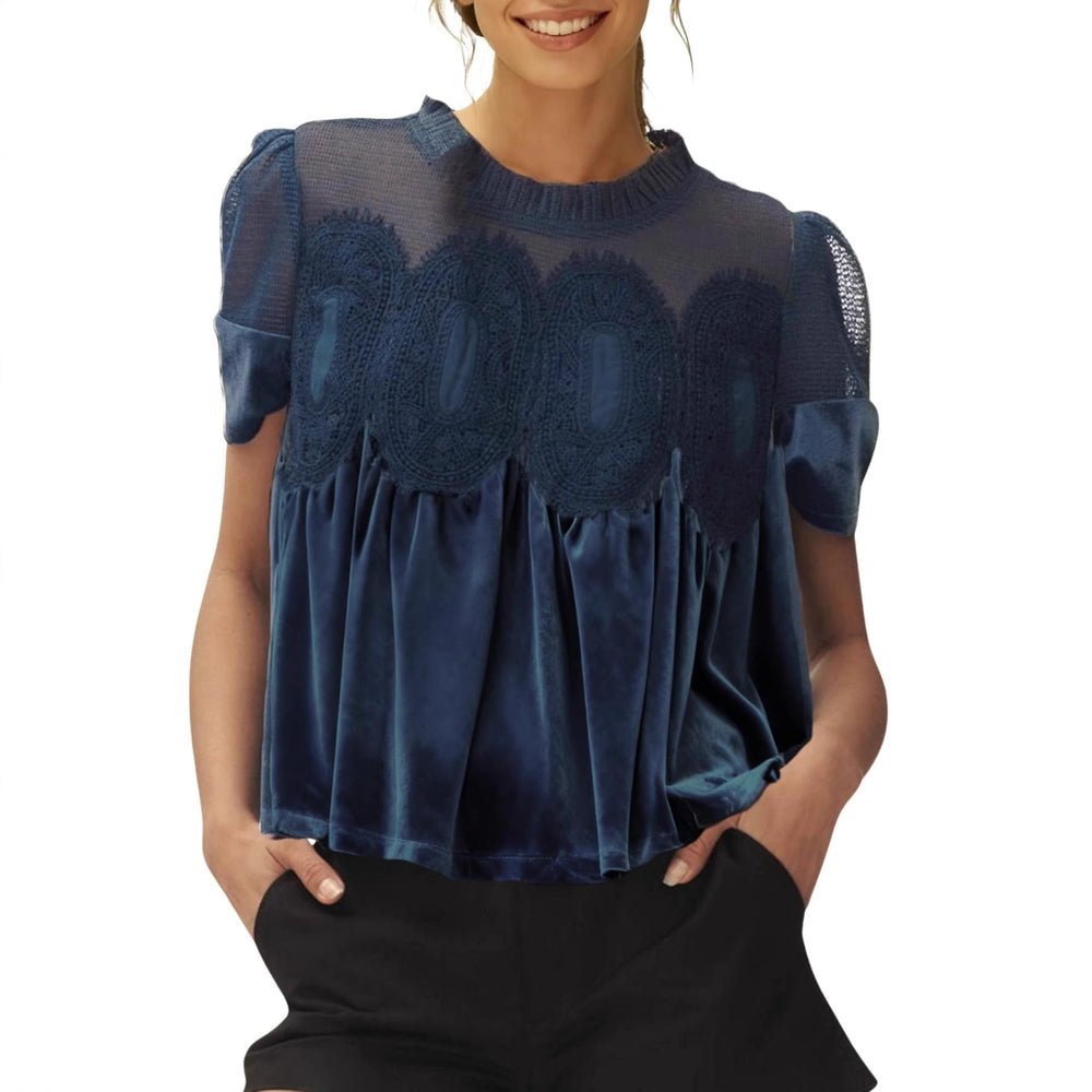 Stilvolle Damen-Samtbluse, A-Linie, mit zarter Spitze. Ideal für elegante Büro-Looks.