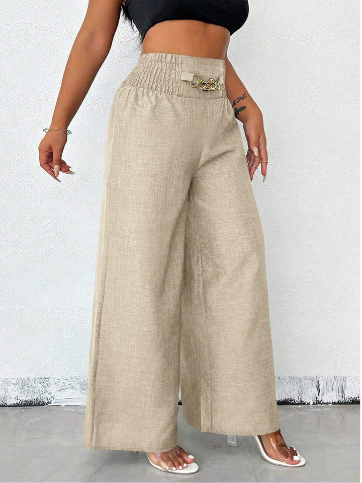 Leichte weite Damen-Sommerhose, hoher Smokbund, fließendes Material & einzigartiges Kettendetail. Mode trifft Komfort.