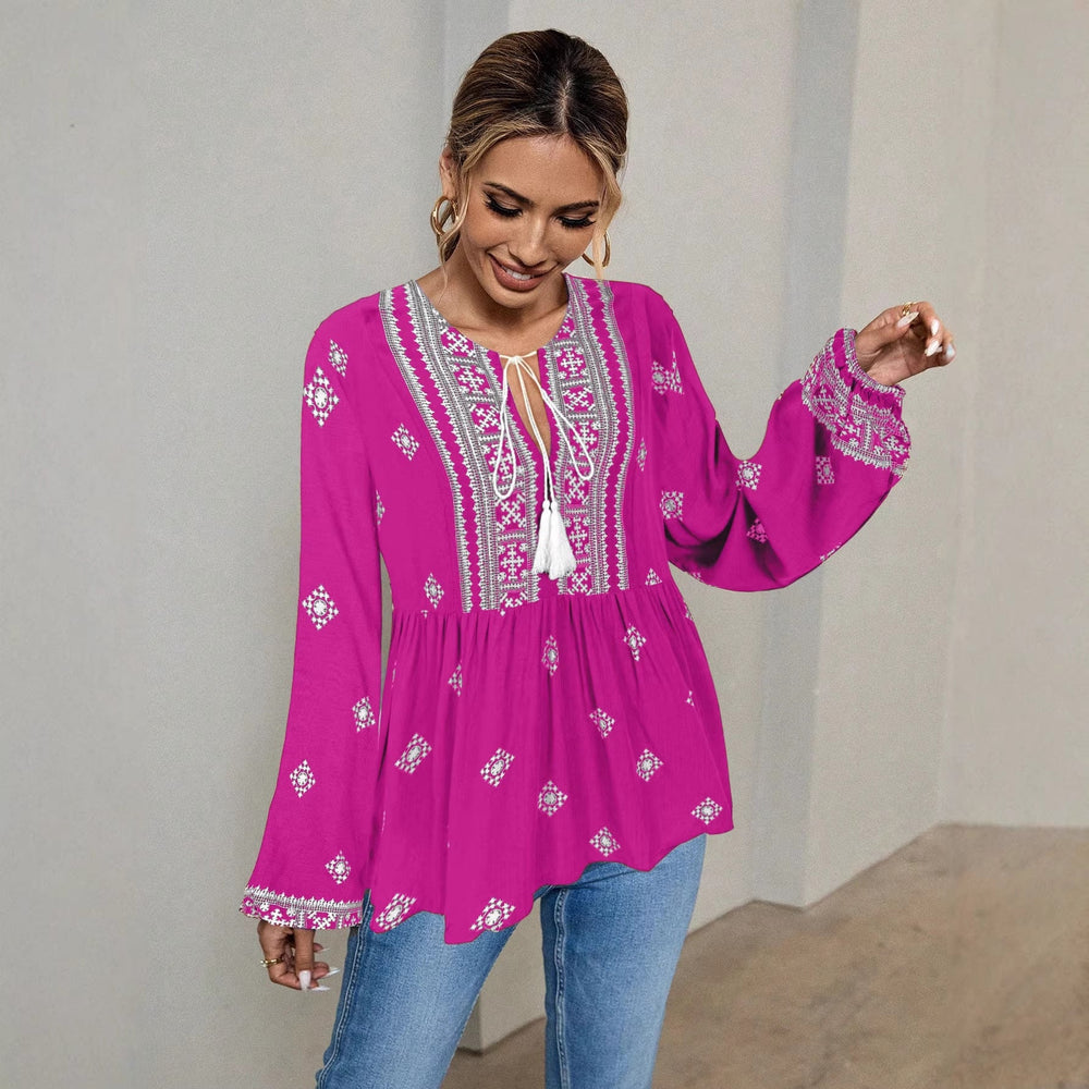 Feminine Boho Tunika Bluse für Damen mit eleganten Stickereien & verspielten Quasten. Ideal für Freizeit.