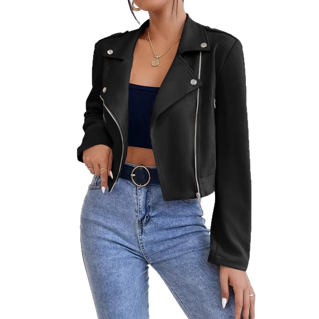 Model trägt modische schwarze Damen Bikerjacke im Leder-Look. Slim-fit Trendjacke für stilvolle Übergänge.