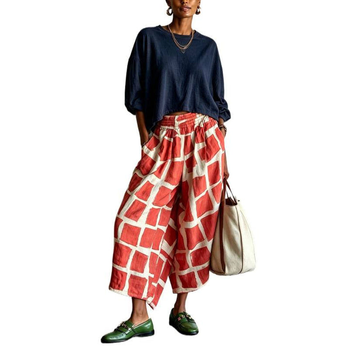 Elegante gemusterte Damen Culotte-Hose mit weitem Bein, bequemem elastischem Bund und praktischen Seitentaschen.