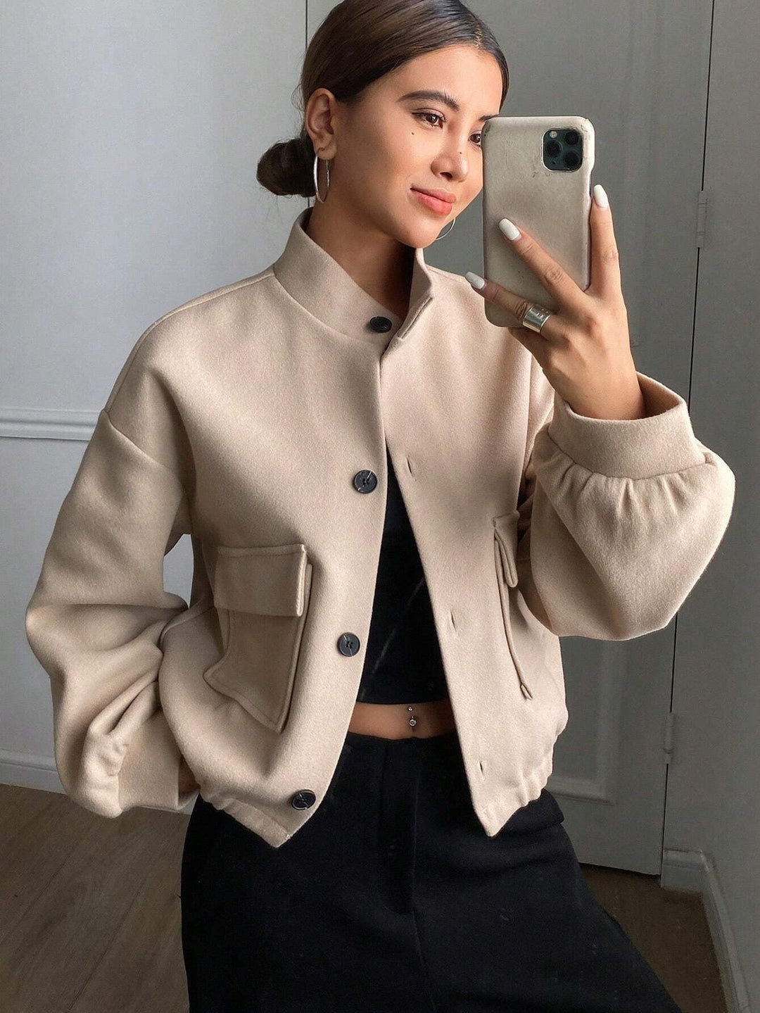 Smart-Casual Damen Kurzjacke mit Stehkragen in Braun. Ideal für Business & Freizeit im Frühling und Herbst. Elegant.
