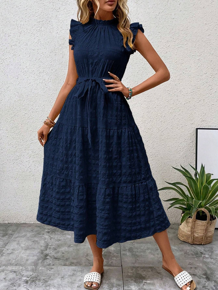 Figurumspielendes Damen Midikleid mit Taillengürtel, Stehkragen & Rüschenärmeln. Modernes Sommerkleid in Midilänge.