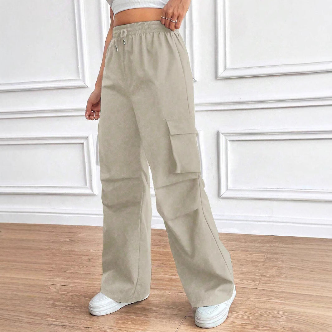 Moderne Loose Fit Damen Cargo-Hose, High-Waist, bequem und trendig. Mit Elastikbund für Streetwear-Looks.