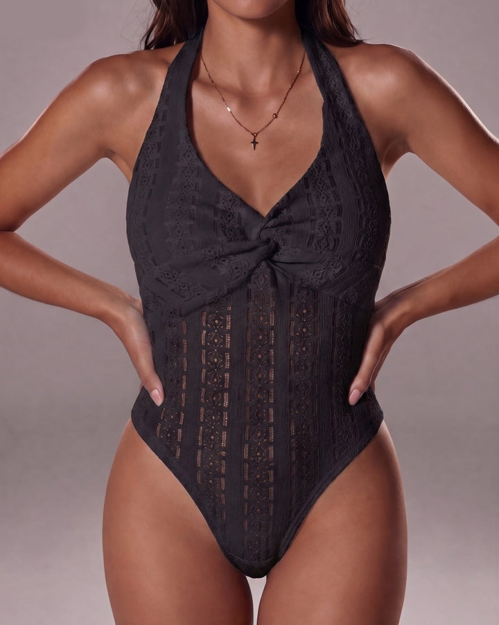 Eleganter Damen Neckholder-Body mit Twist-Detail für Sommer, Strand, Party & Casual. Ärmellos, figurbetont.