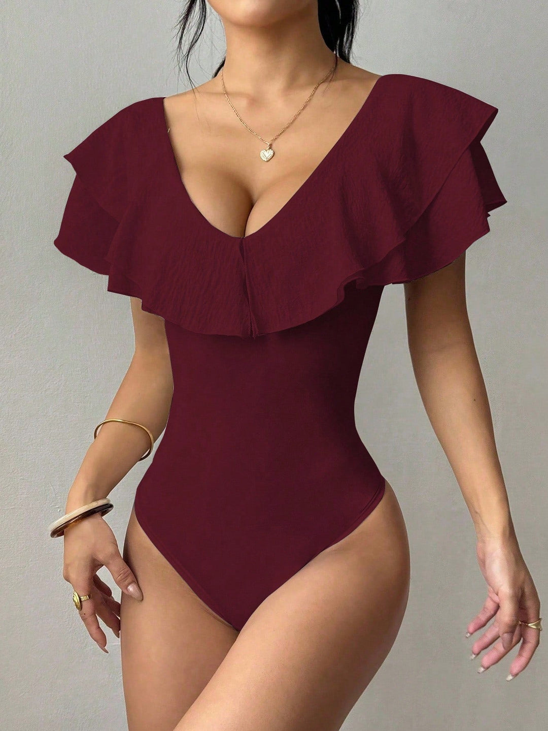 Femininer Sommer Damenbody, tailliert, mit V-Ausschnitt & schickem Volantkragen. Elegantes ärmelloses Top.