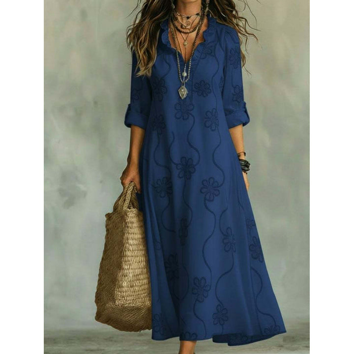 Gesamtansicht des Damen Boho Maxikleides. Mit langer, fließender Silhouette, V-Ausschnitt & Blumenstickerei.