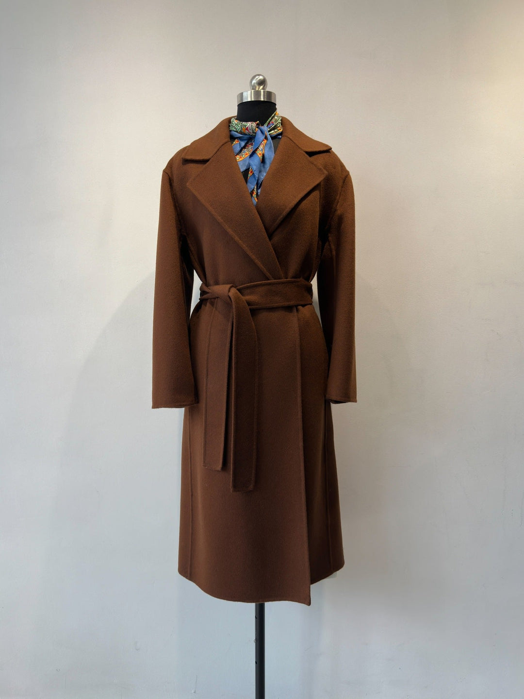 Zeitloser eleganter Damenmantel mit modernem Schnitt, stilvoll und warm für die Übergangszeit.