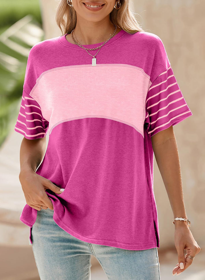 Modernes Damen Alltagsshirt im Oversize-Stil mit Kontrast, gestreiften Ärmeln & Seitenschlitzen. Für lässige Looks.