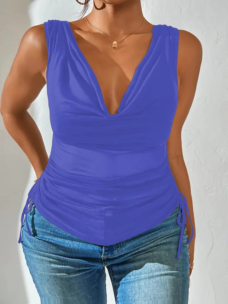 Modisch elegantes Damen Top, ärmellos, mit V-Ausschnitt und Raffung. Perfekt für einen stilvollen Auftritt im Sommer.