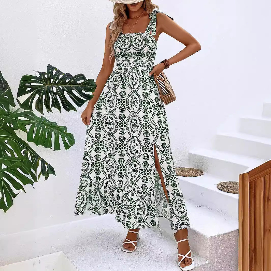 Boho-Sommerkleid für Damen mit geblümtem Design, Beinschlitz und Smokdetails, perfekt für Urlaub & Freizeit.