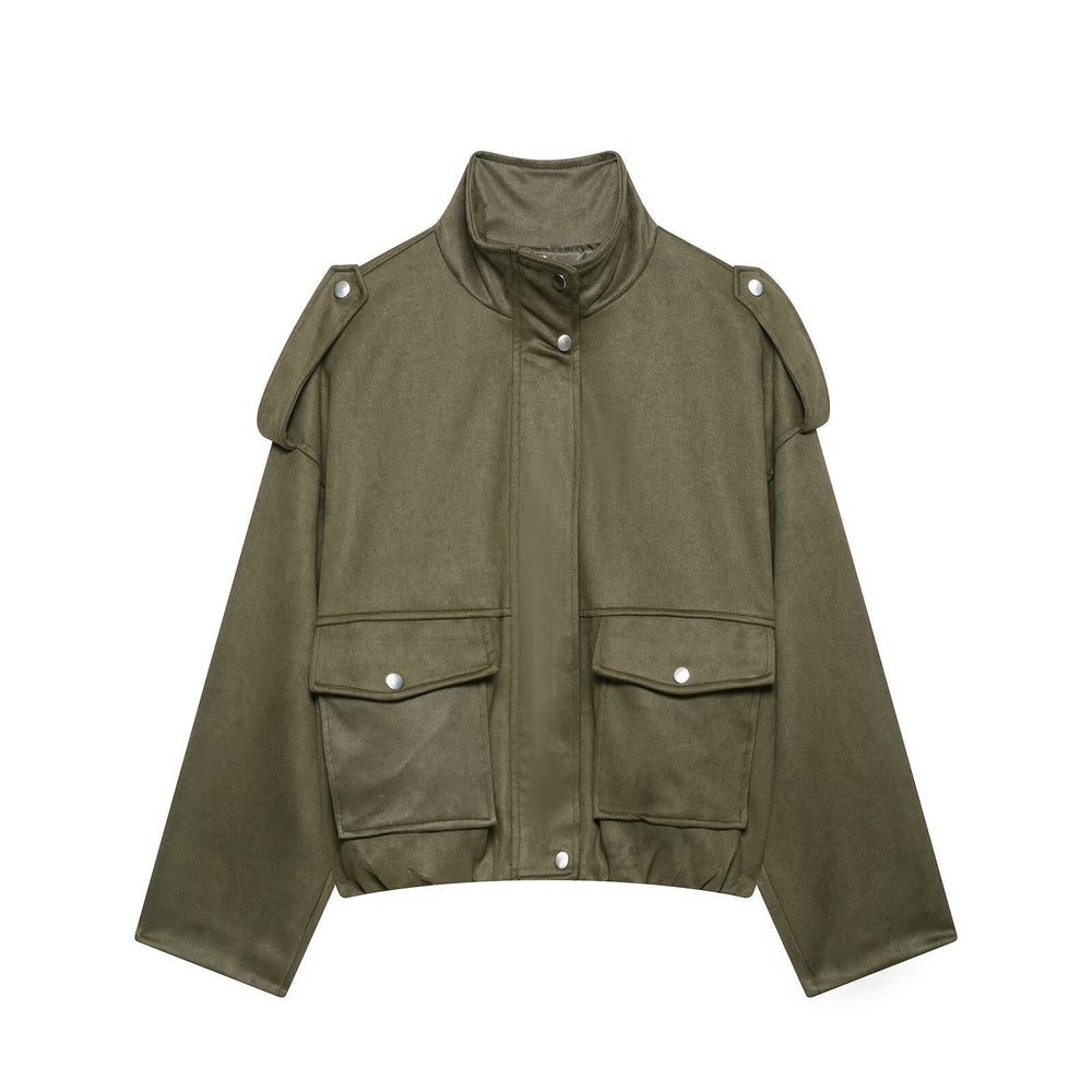 Olivgrüne Damen Kurzjacke mit praktischen Taschen, ideal als Übergangsjacke. Modische Freizeitjacke.