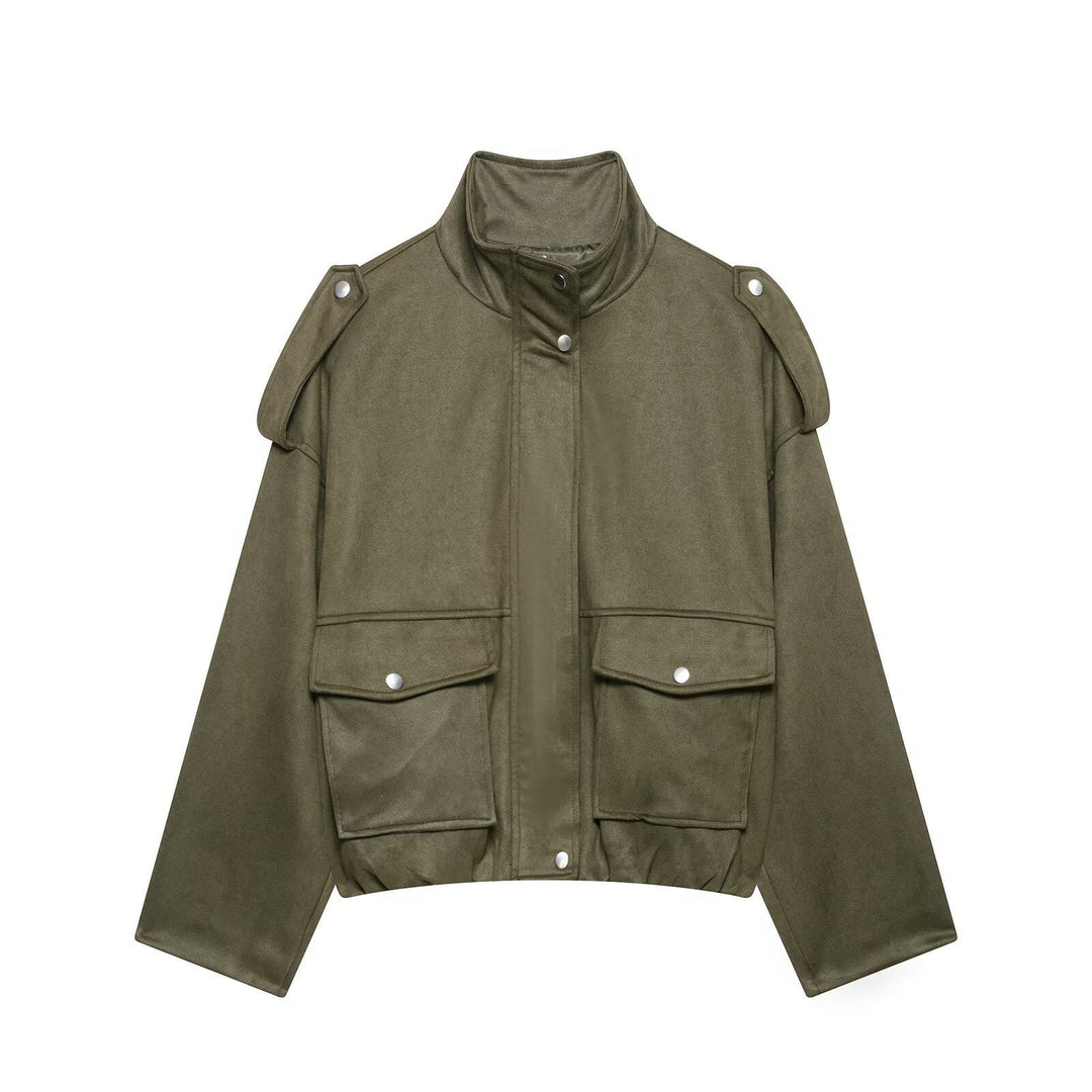 Olivgrüne Damen Kurzjacke mit praktischen Taschen, ideal als Übergangsjacke. Modische Freizeitjacke.