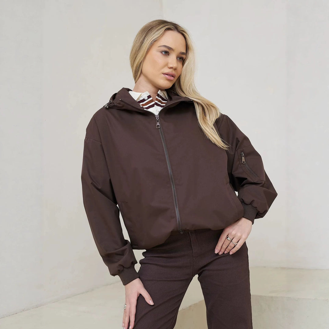 Reißverschluss-Kapuzenjacke für Damen, leicht und bequem. Perfekte Freizeitjacke für einen aktiven Lebensstil.