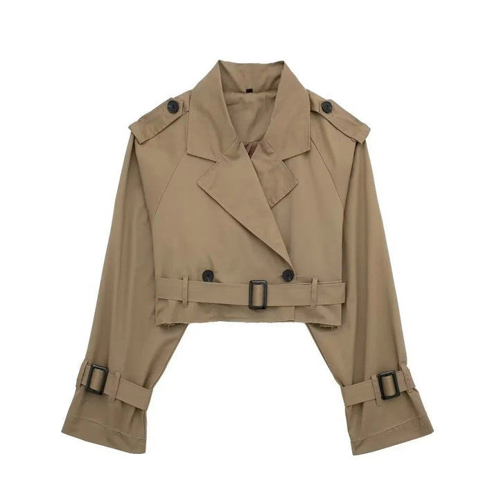 Detailaufnahme: Moderner Schnitt der Damen Kurztrenchjacke mit klassischem Revers, zeitloser Stil für jede Frau.