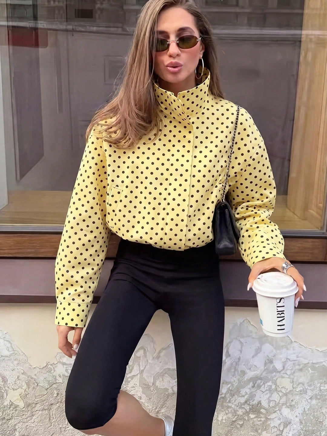 Chice Damen Polka-Dot Bluse, Stehkragen, elegante Ballonärmel, zeitloses Design für jeden Anlass.