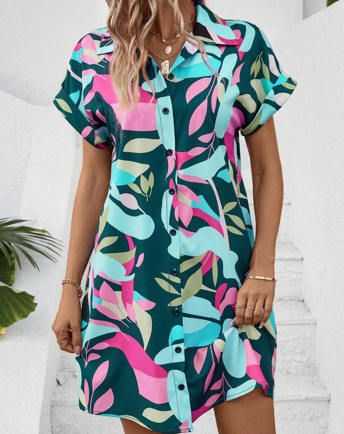Chices Hemdblusenkleid für Damen: Blumenmuster, kurzer Arm, Reverskragen & entspannter Schnitt.
