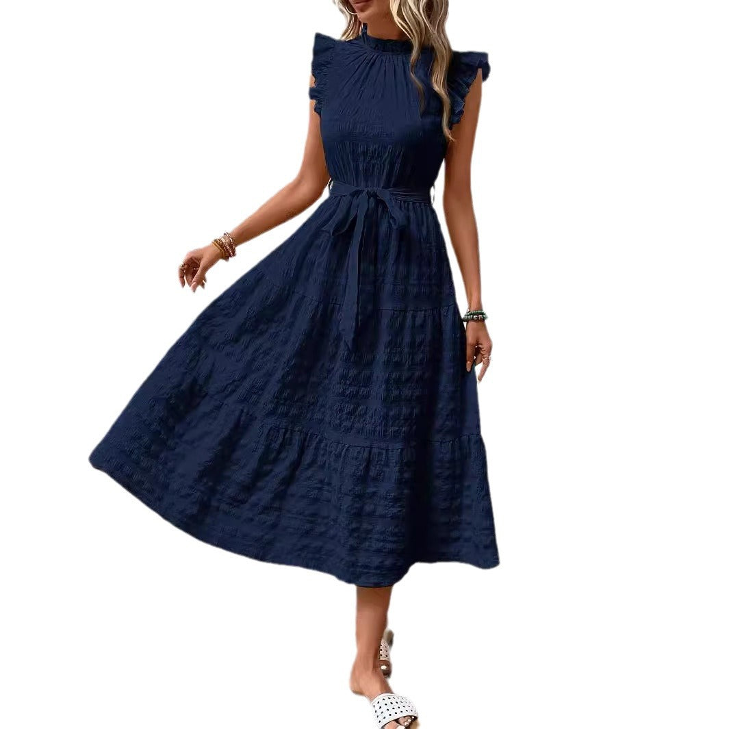 Schwarzes Damen Midikleid mit Stehkragen & Rüschenärmeln. Figurbetontes Design, vielseitig kombinierbar.