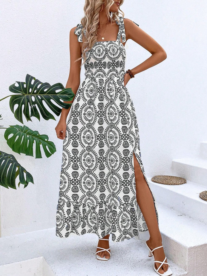 Geblümtes Boho Maxikleid für Damen: Fließender Stoff, Smok-Bustier und hoher Beinschlitz für Sommer-Chic.