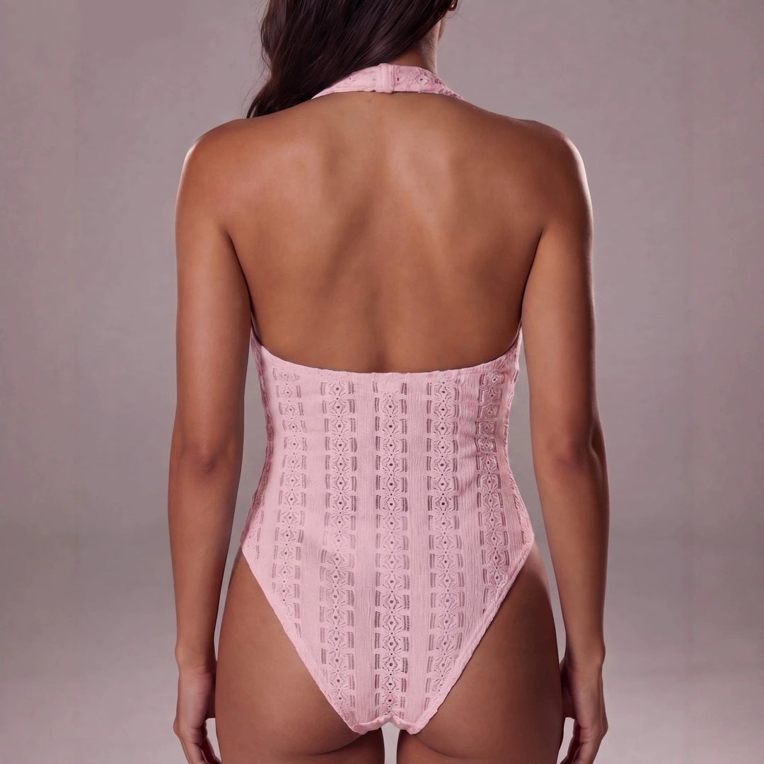 Sommerlicher Damen Body mit feinem Häkeldesign & Neckholder. Vielseitig für Casual oder Strandmode.