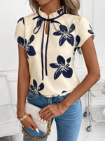 Apricot mit blauen Blumen