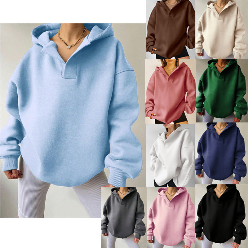 Damen Oversize Kapuzenpullover mit V-Ausschnitt. Lässiger, moderner Look für Herbst & Winter.