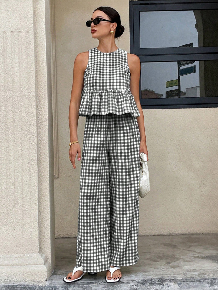 Frau trägt stilvollen Damen Zweiteiler im Vichy-Karo-Design, bestehend aus Volant-Top & Palazzo-Hose.