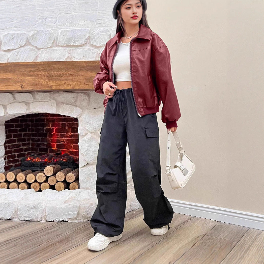 Frau trägt rote trendige Bomberjacke. Lässige Damenjacke im Streetwear-Look, perfekt für Alltag & Freizeit im Herbst.