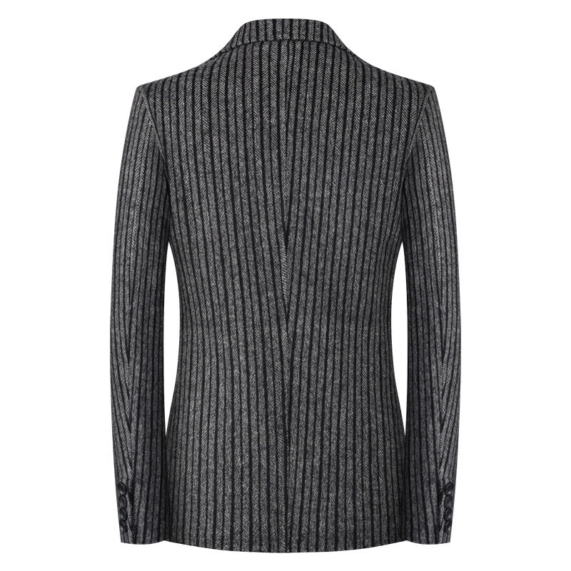 Moderner Slimfit Herrenblazer gestreift. Stilvolles Jackett für Business & Freizeit im Frühling/Herbst. Elegante Herrenmode.