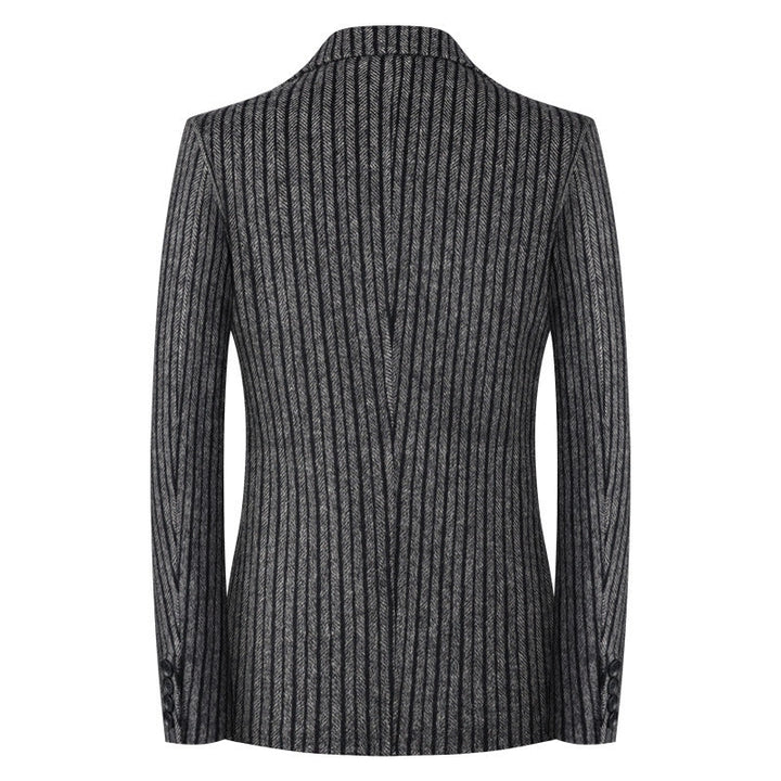 Moderner Slimfit Herrenblazer gestreift. Stilvolles Jackett für Business & Freizeit im Frühling/Herbst. Elegante Herrenmode.