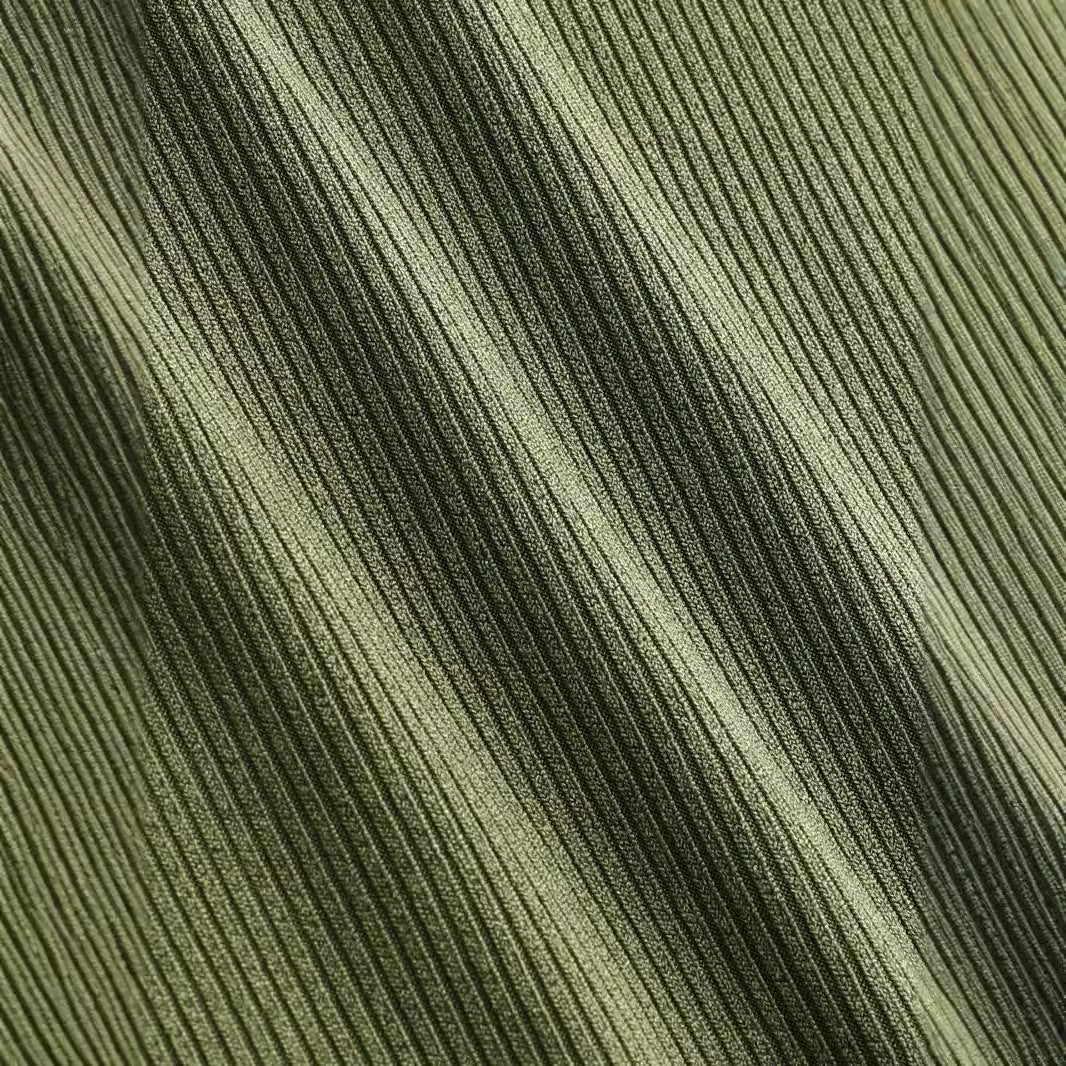 Model in schwarzer, weiter Palazzohose für Damen, hoher Komfortbund und eleganter Fall, vielseitige Business & Freizeitmode.