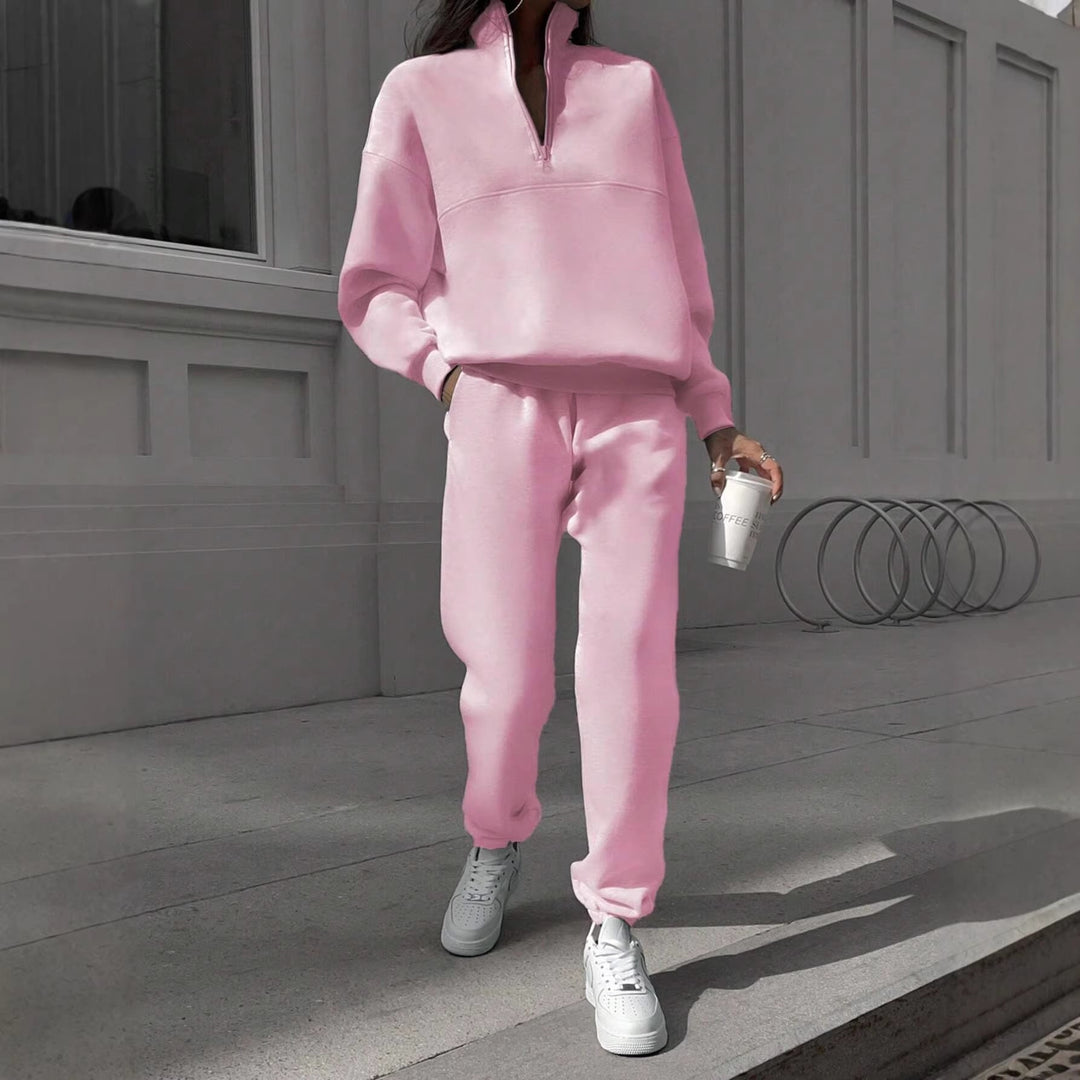 Bequemes Damen Oversize Freizeitanzug Set in weichem Sweatstoff. Mit lässiger Jogginghose und Stehkragen-Oberteil.