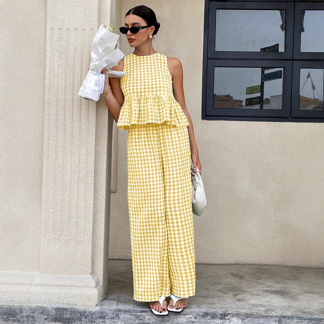 Eleganter Damen Zweiteiler mit Vichy-Karo-Print, Volant-Oberteil und weiter Hose für stilvolle Sommer-Outfits.