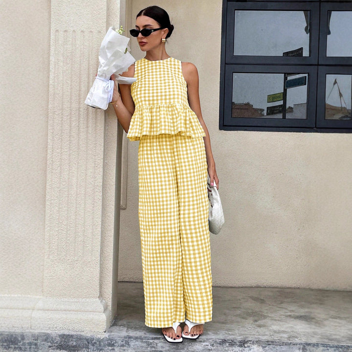 Eleganter Damen Zweiteiler mit Vichy-Karo-Print, Volant-Oberteil und weiter Hose für stilvolle Sommer-Outfits.