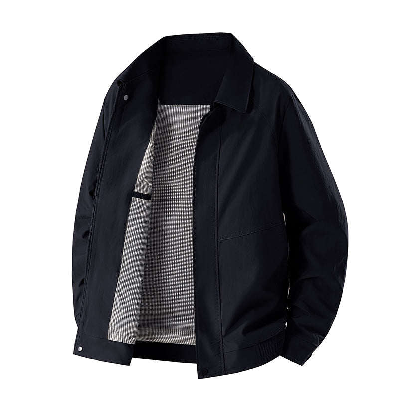 Moderner Mann trägt graue Freizeitjacke, stilvoll kombiniert für urbanen Alltag und Outdoor-Abenteuer.