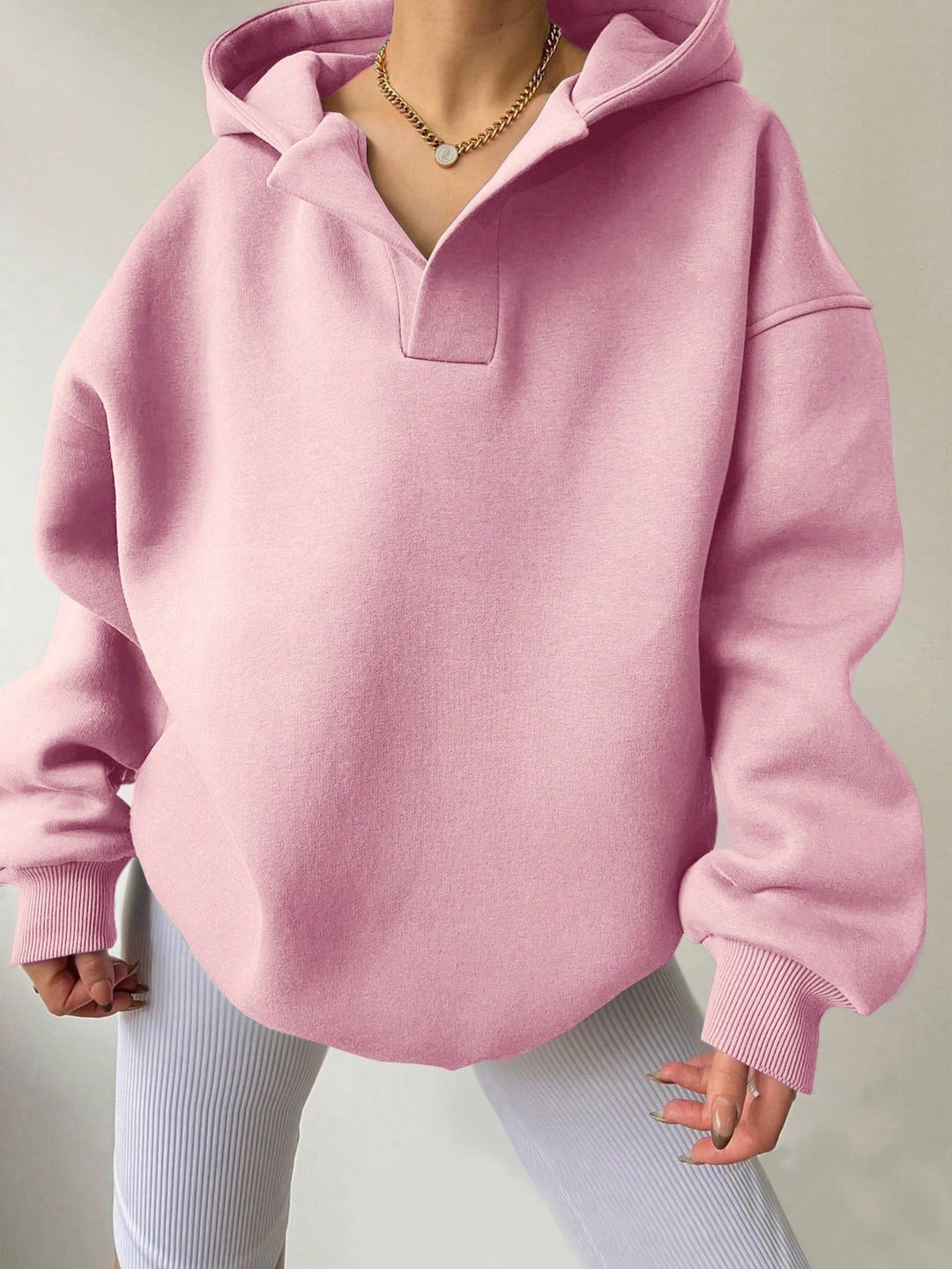 Damen Herbstmode: Gemütlicher Oversize Kapuzenpullover mit V-Ausschnitt. Lockere Passform.