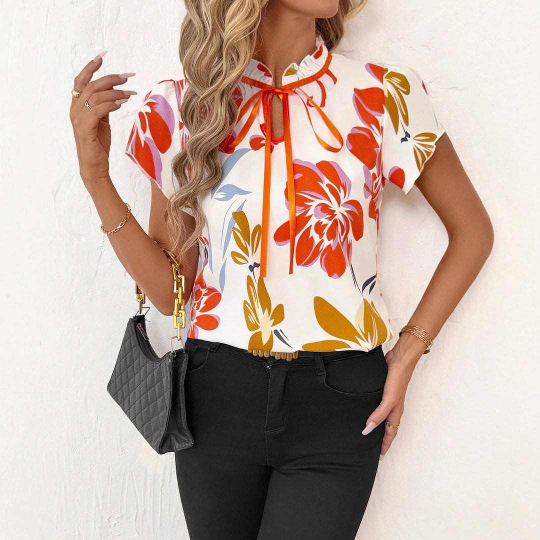 Feminine Kurzarmbluse für Damen mit floralem Design, Rüschenkragen & Keyhole-Ausschnitt. Vielseitig kombinierbar.