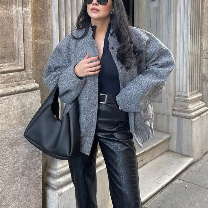Grüne, komfortable & elegante Damen-Kuscheljacke, vielseitig für Übergangsmode.