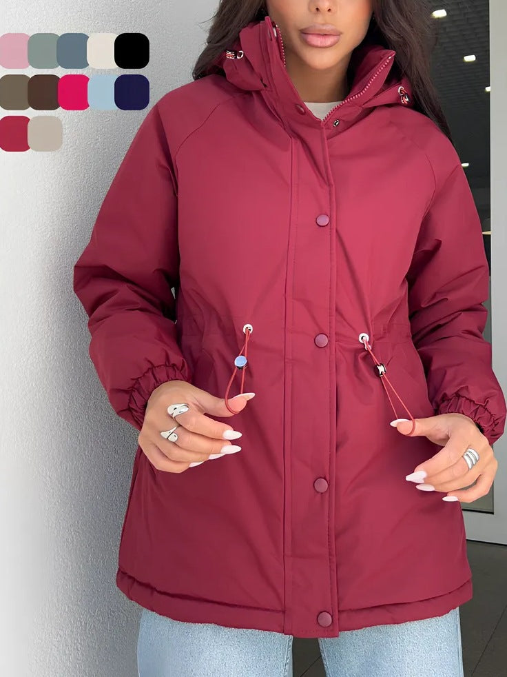 Modische Damen Sportjacke mit Reißverschlusstaschen, perfekt für aktive Stunden im Freien.