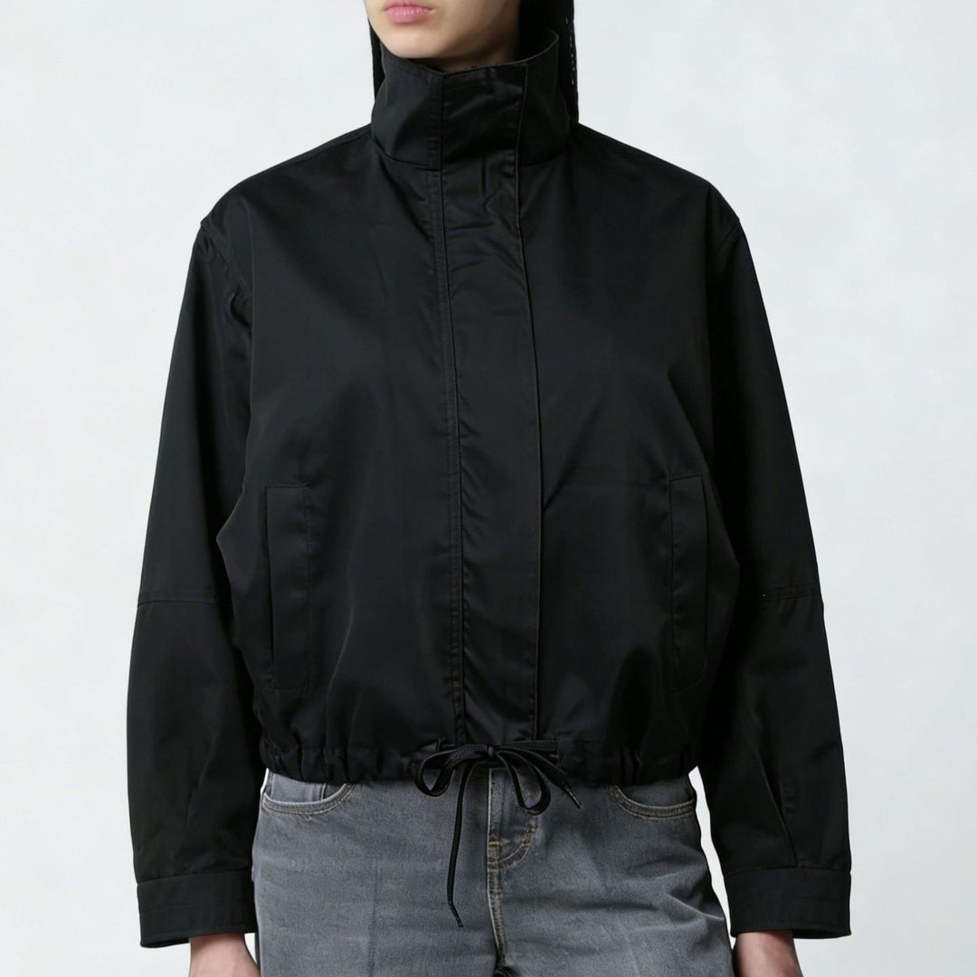 Elegante Oberbekleidung: Damenjacke mit Stehkragen, stilvoll kombiniert für einen schicken Auftritt.