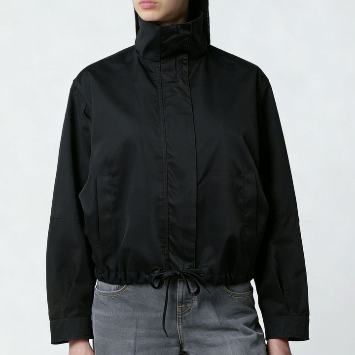 Elegante Oberbekleidung: Damenjacke mit Stehkragen, stilvoll kombiniert für einen schicken Auftritt.