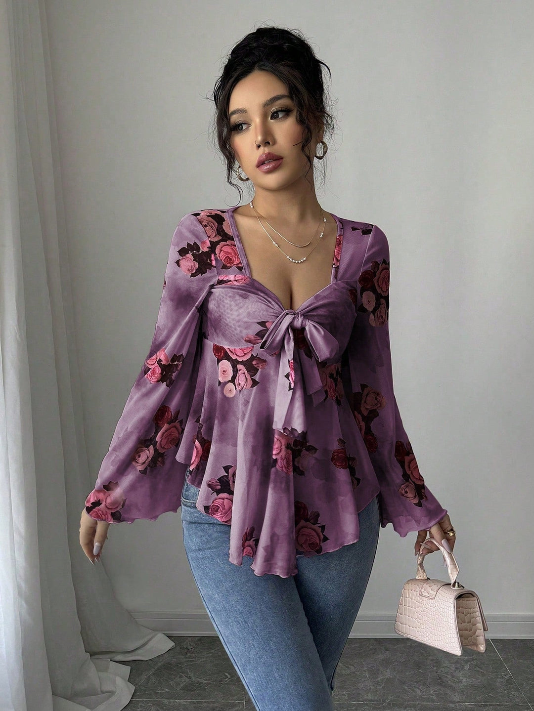 Modische Babydoll-Bluse für Damen: transparenter Floral-Print, Langarm, elegante Knotenfront.