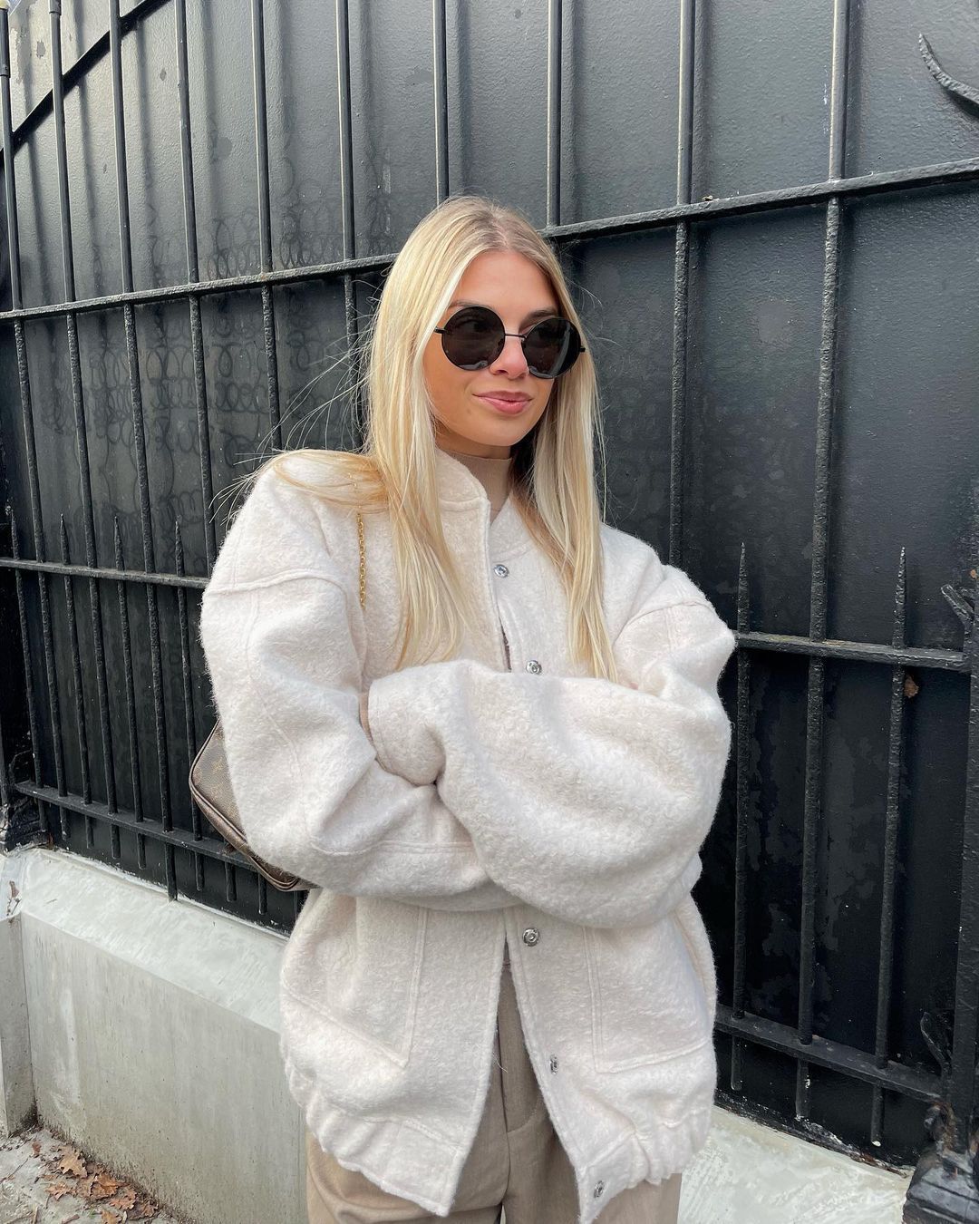 Vielseitige Übergangsjacke für Damen, kuschelig & elegant, in Grau für stilvolle Alltagslooks.