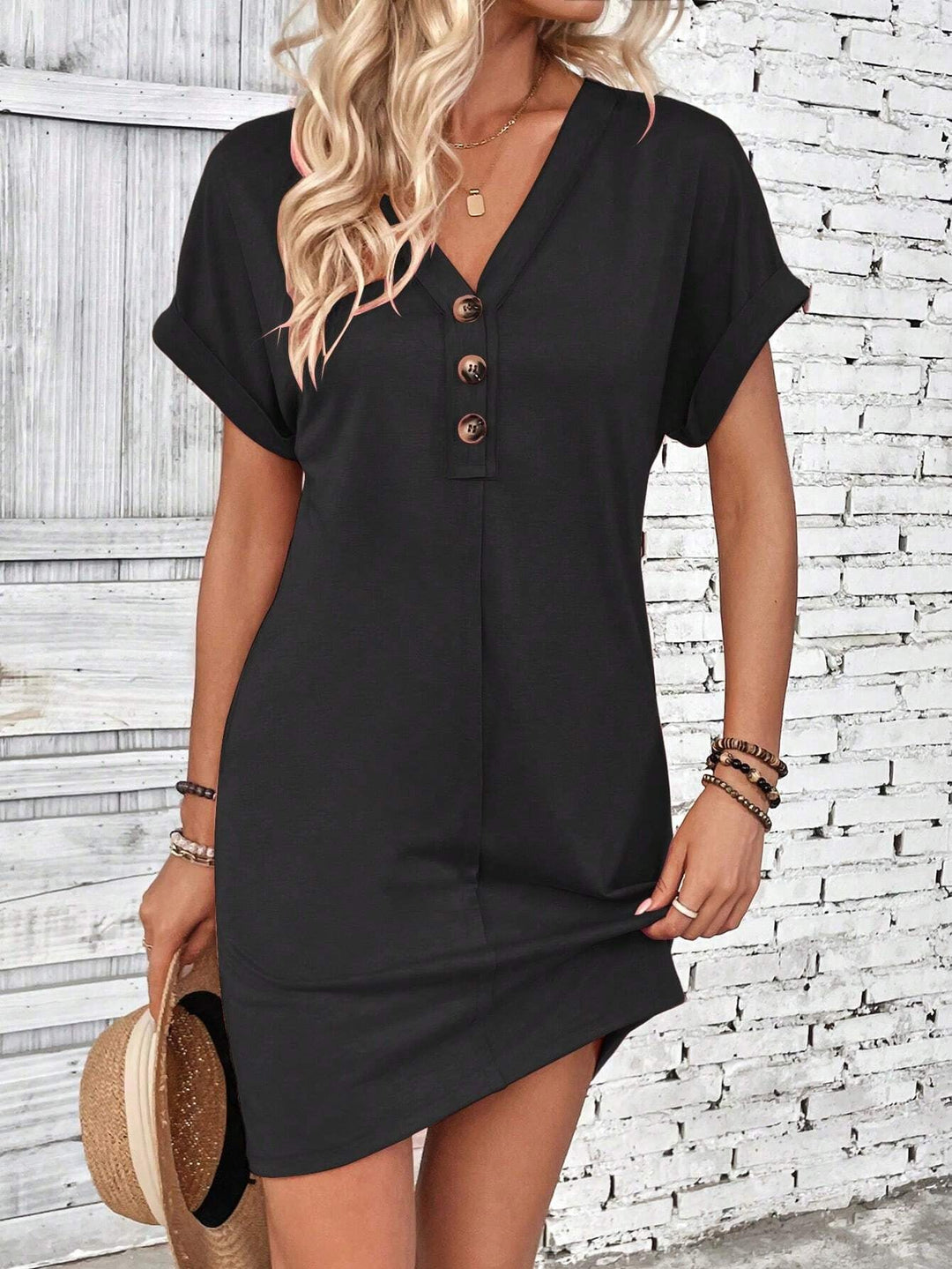 Damen Sommerkleid, luftig & bequem, mit V-Ausschnitt, Knopfleiste und lockerer Passform.