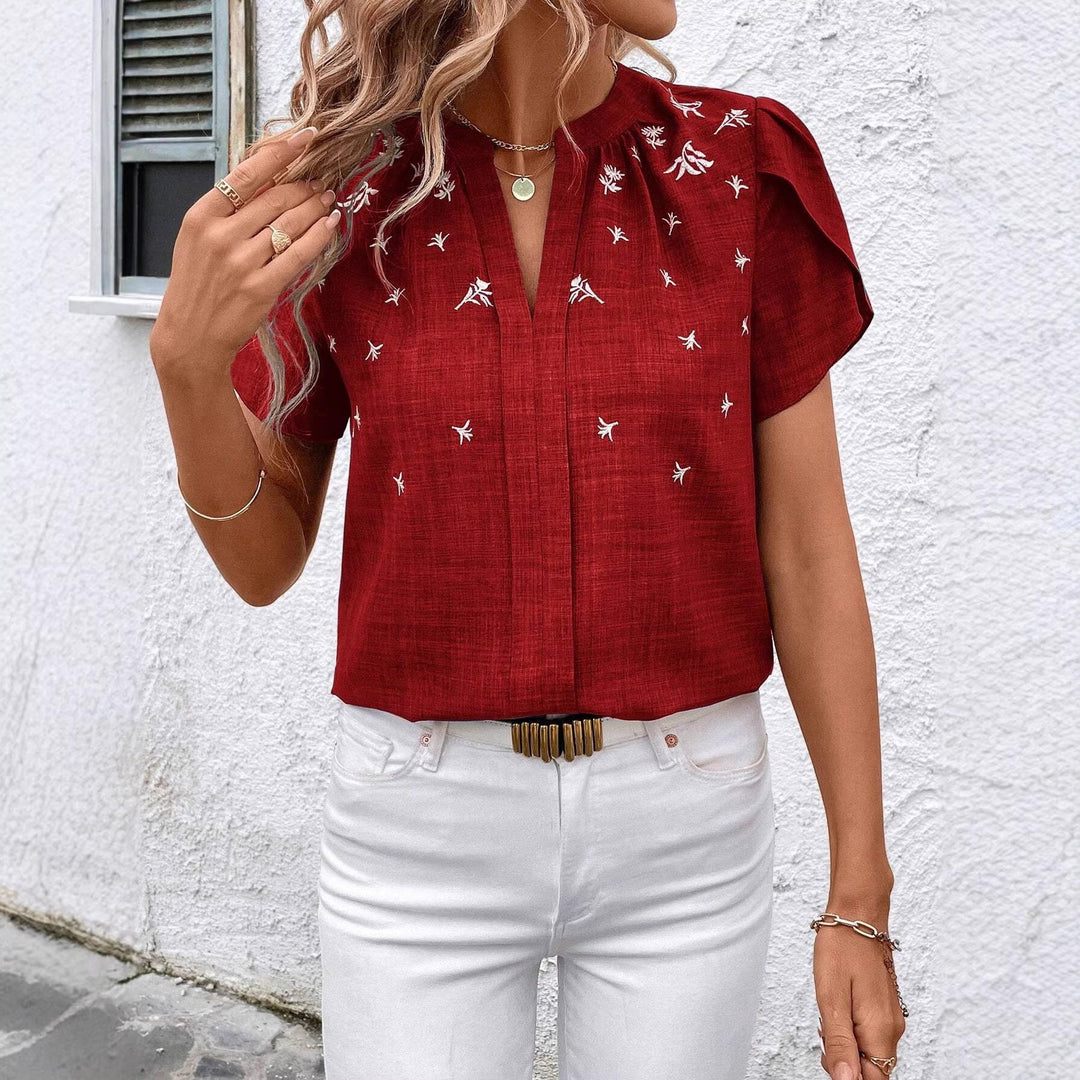 Trendige Damen Kurzbluse, casual, mit Stehkragen und filigraner floraler Stickerei für Freizeit.