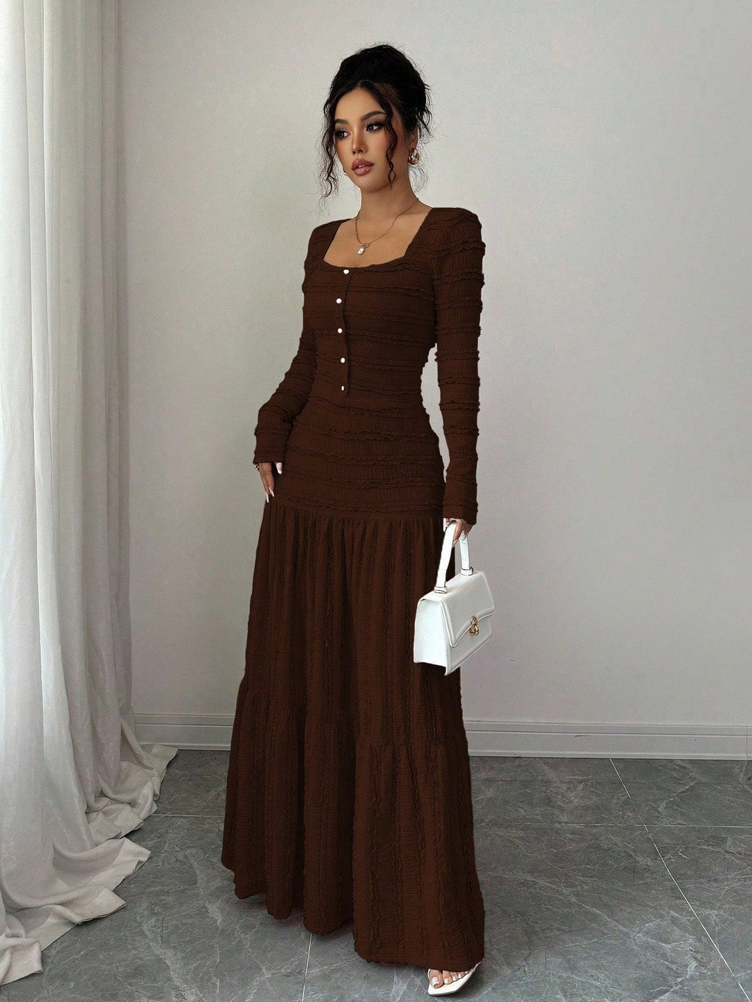 Damen Winterkleid, bequem und elegant. Strukturiertes Maxikleid, figurbetont, mit quadratischem Ausschnitt und Knopfdetails.